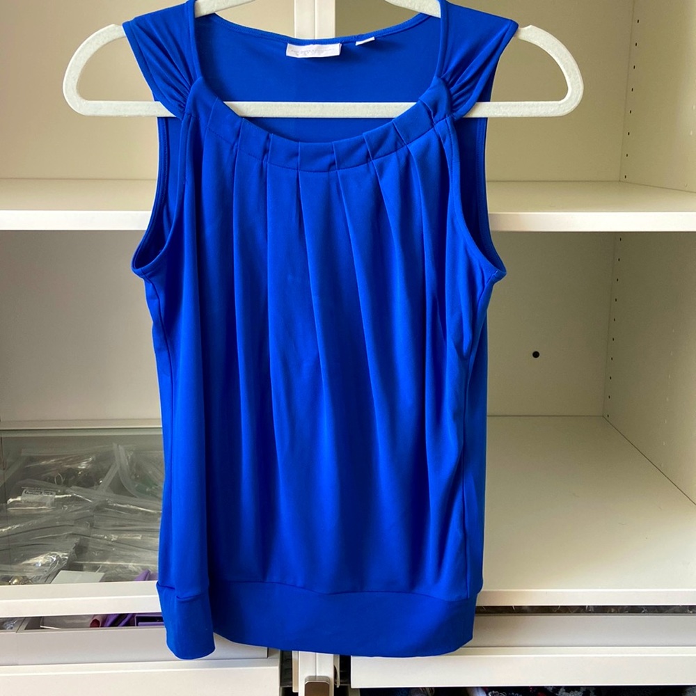 Blue stretched tank with flowy pleats